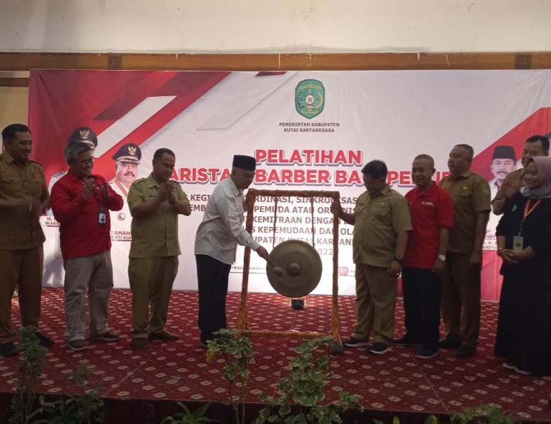 Asisten I Setkab Kukar Buka Pelatihan Babershop dan Barista Pemuda