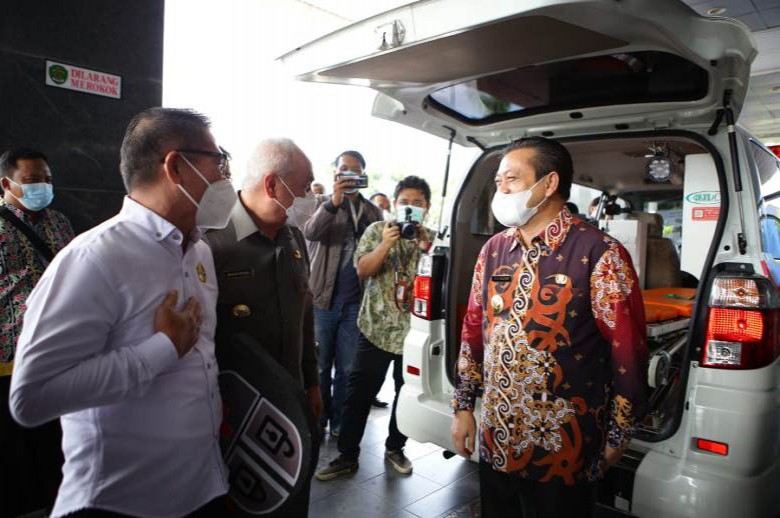 Pemprov Kembali Serahkan Bantuan 16 Unit Ambulance