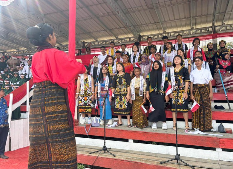 Paskibra SMKN 5 dan Paduan Suara SMPN 1 Kecamatan Segah Tampil Sukses di Hari Kemerdekaan