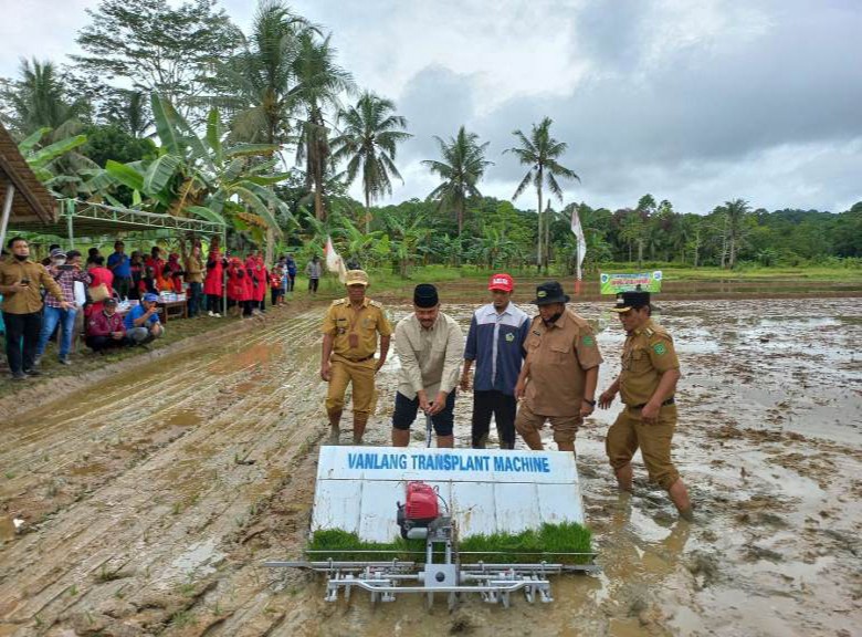 Bupati Edi Coba Mesin Tanam Padi di Desa Loh Sumber
